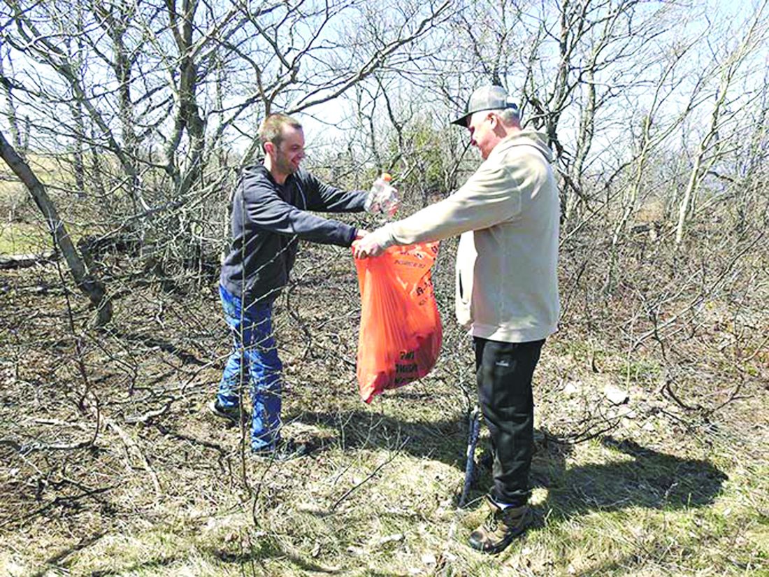 Volunteers clean up Brockway Mountain | News, Sports, Jobs - Vimarsana News